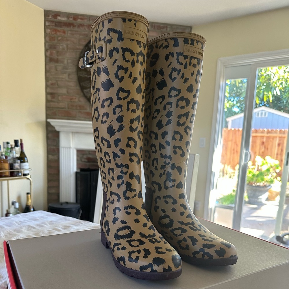 HUNTER Original Leopard Print Refined Tall Waterproof Rain Boot
Size 6